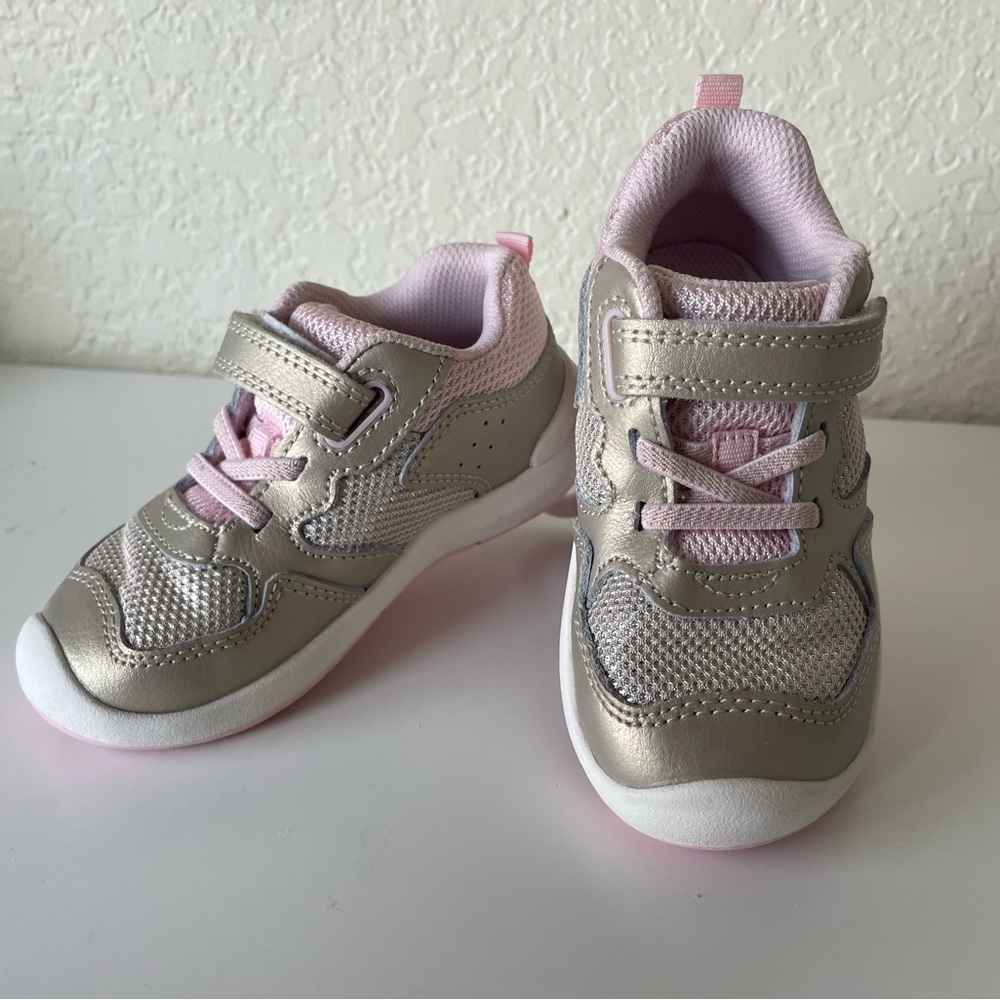 Stride Rite Winslow Sneaker Size 7M.